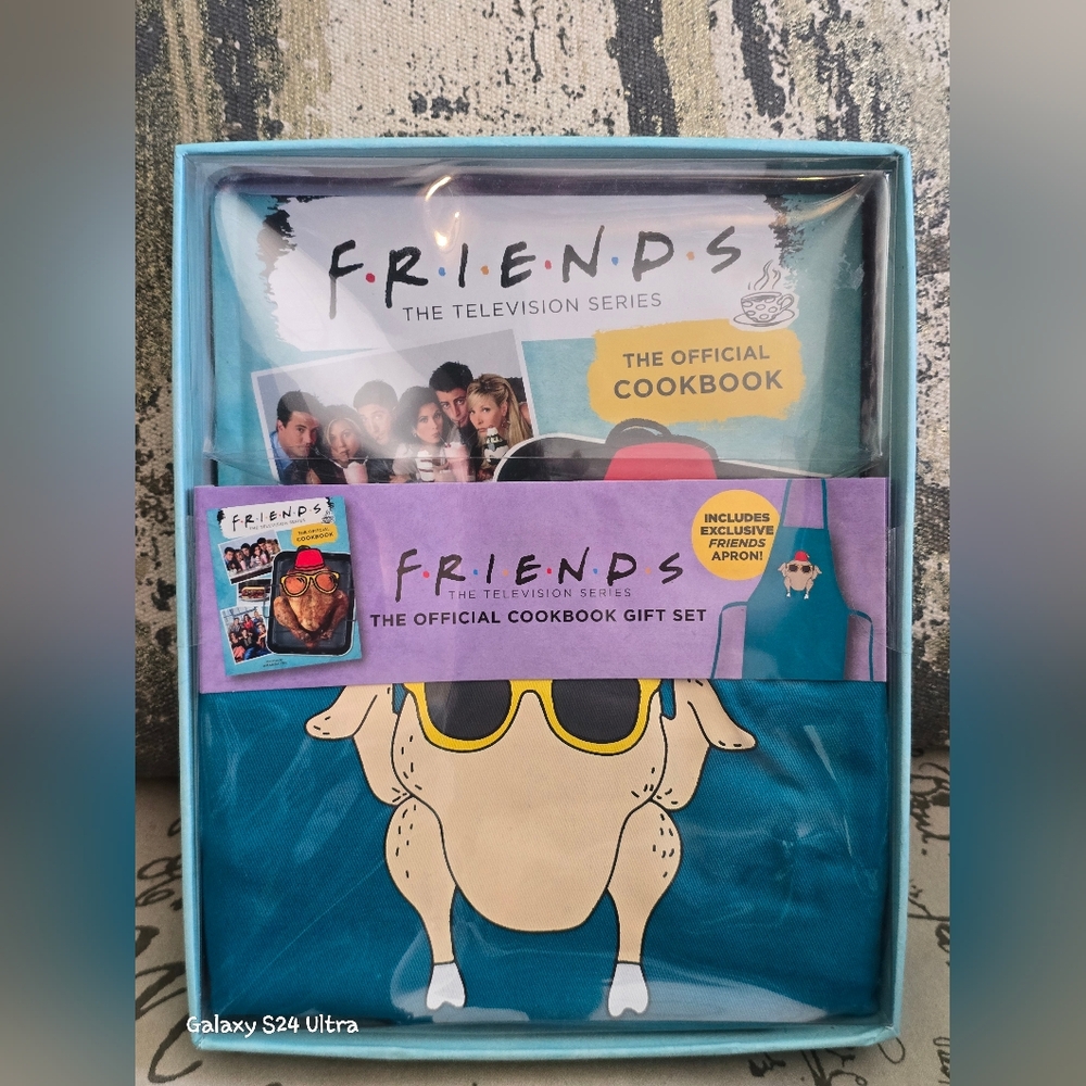F•R•I•E•N•D•S : The Official Cookbook Gift Set With Apron NIB